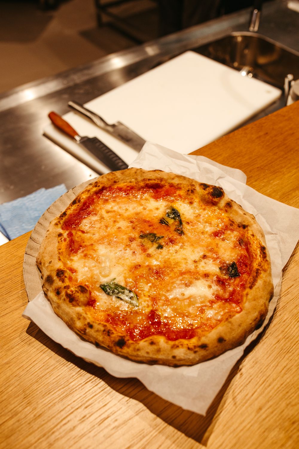 Pizza margherita classica appena sfornata su carta forno