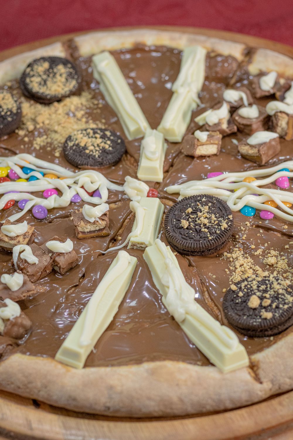 Pizza dolce al cioccolato guarnita con biscotti