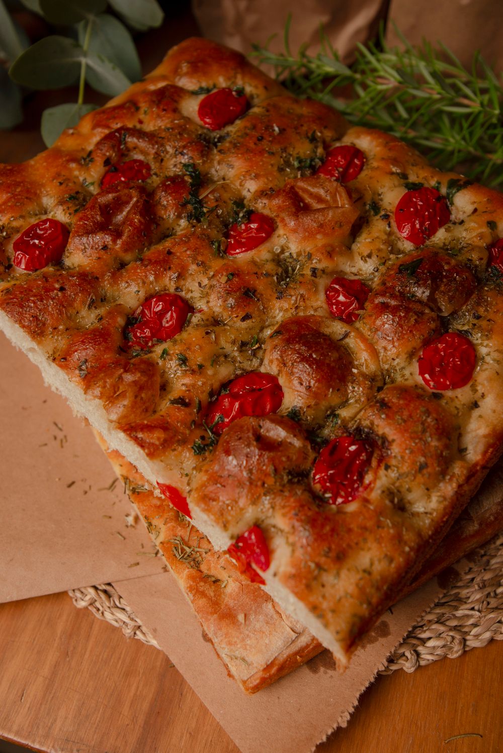 Focaccia in teglia con pomodorini ed erbe aromatiche