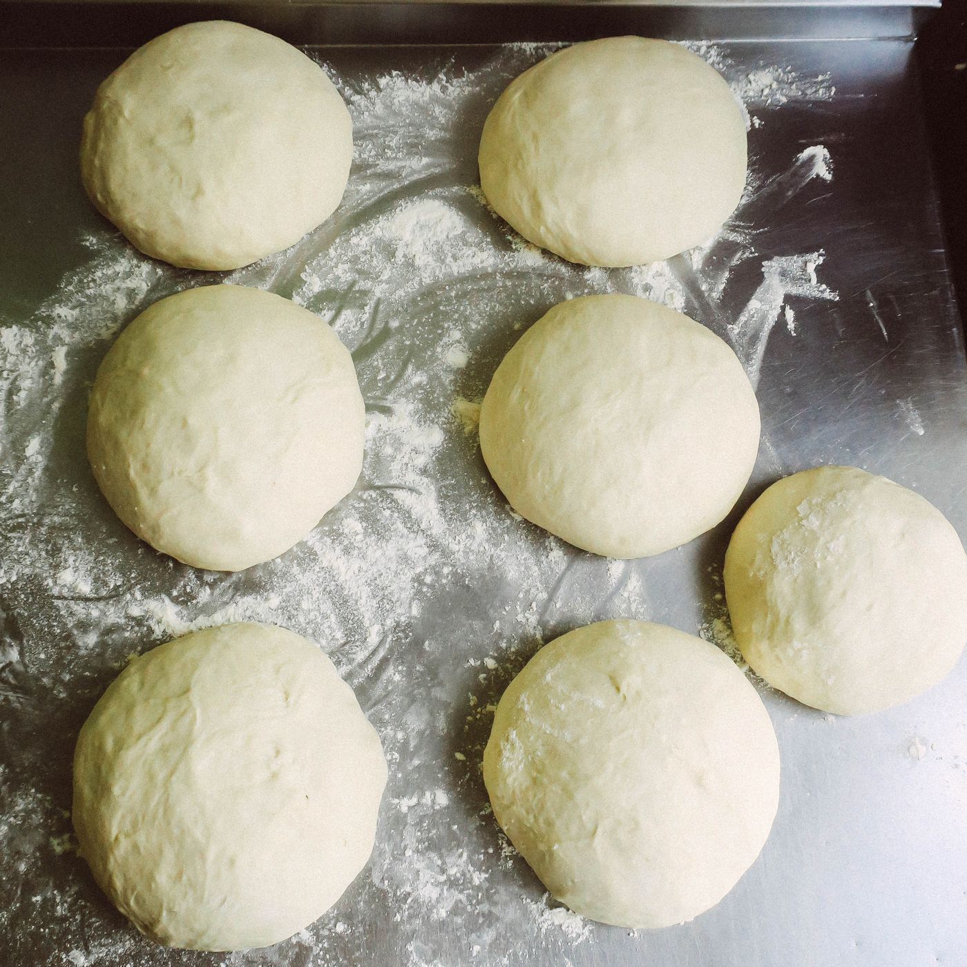 Panetti di impasto lievitato su una superficie infarinata