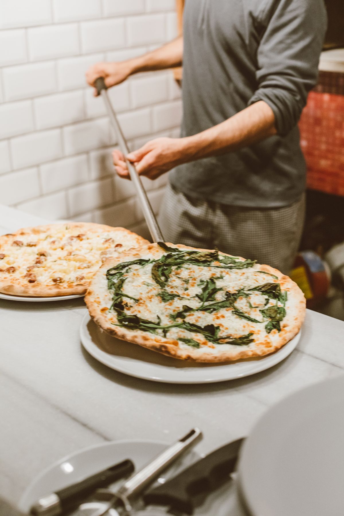 Pizzaiolo che prepara le pizze nel laboratorio della pizzeria